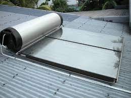 Un chauffe eau solaire installé sur un toit